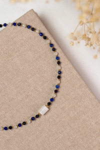 Amulet wewnętrznego światła – naszyjnik z kamieniem księżycowym, lapis lazuli i nocą kairu