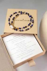 Amulet wewnętrznego światła – naszyjnik z kamieniem księżycowym, lapis lazuli i nocą kairu
