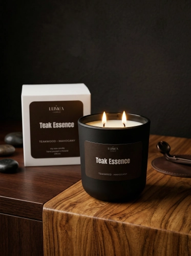 Teak Essence-  sojowa świeca Luméa Candle  o aromacie drewna tekowego i mahoniu