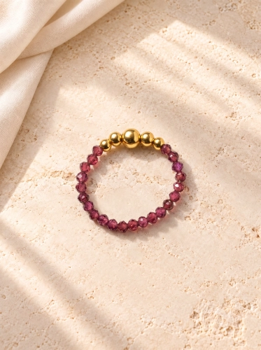 Pierścionek Essentia – Garnet and gold