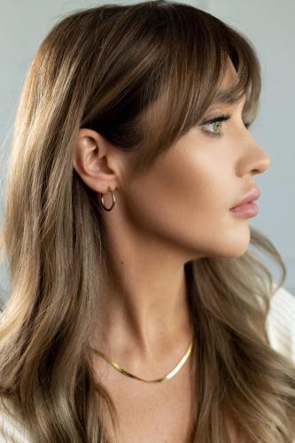 Modelka w złotych kolczykach Basic Hoops Gold o średnicy 20 mm